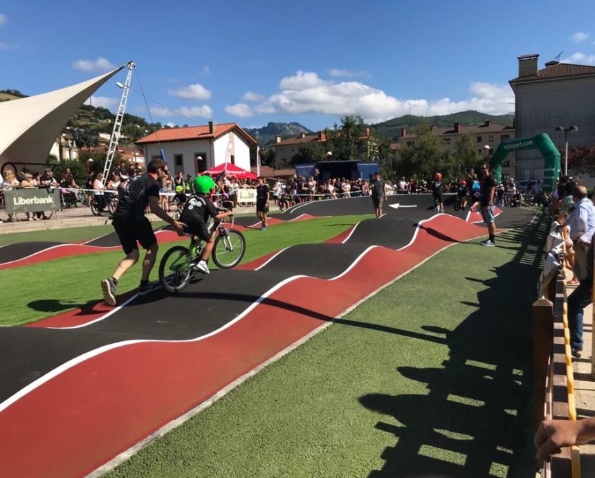 Primer circuito de bicicleta de montaña para niños realizado con pavimento COMPOSAN