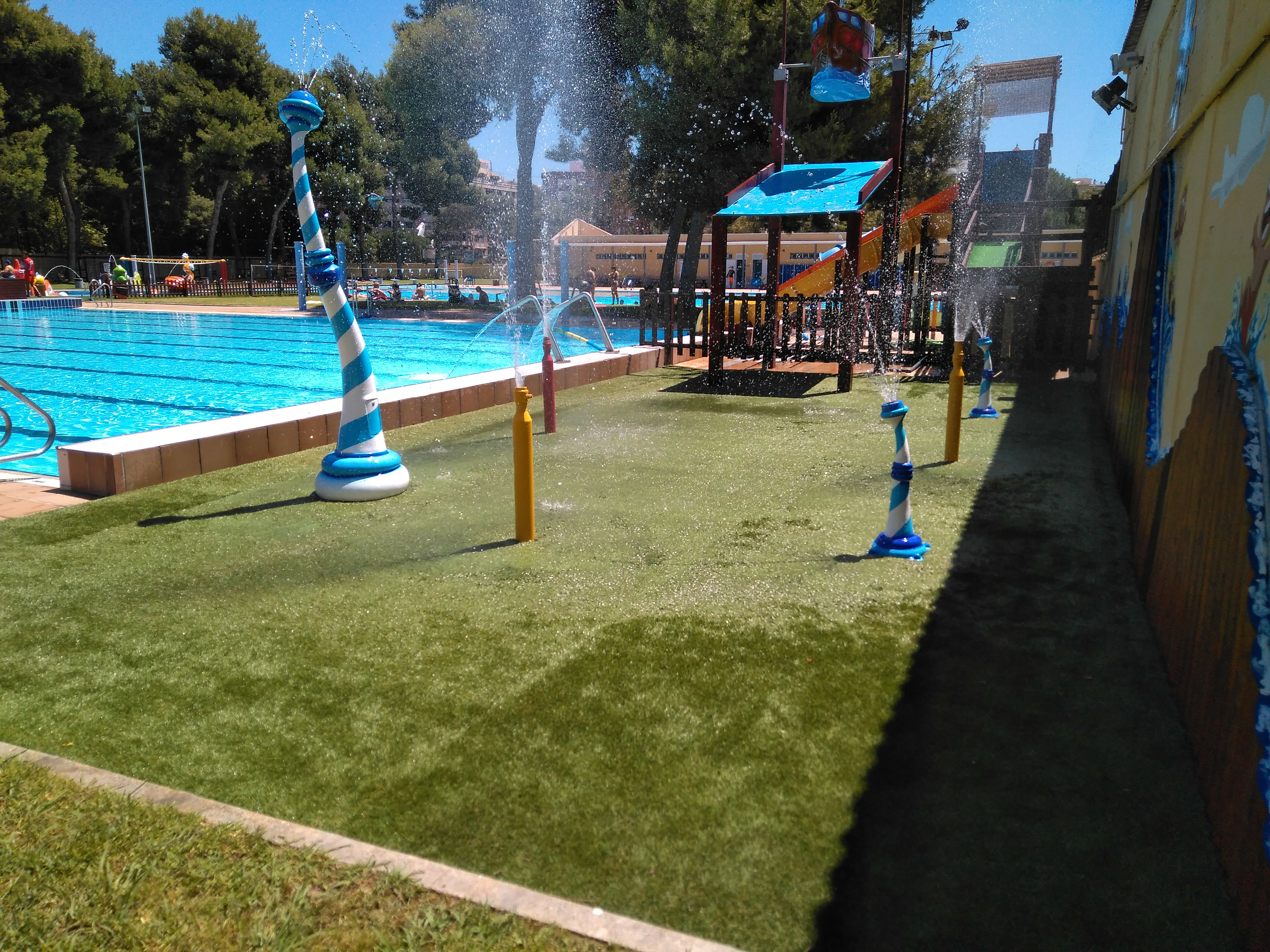 Cesped artificial COMPOSAN en piscina Parque Oeste en Valencia