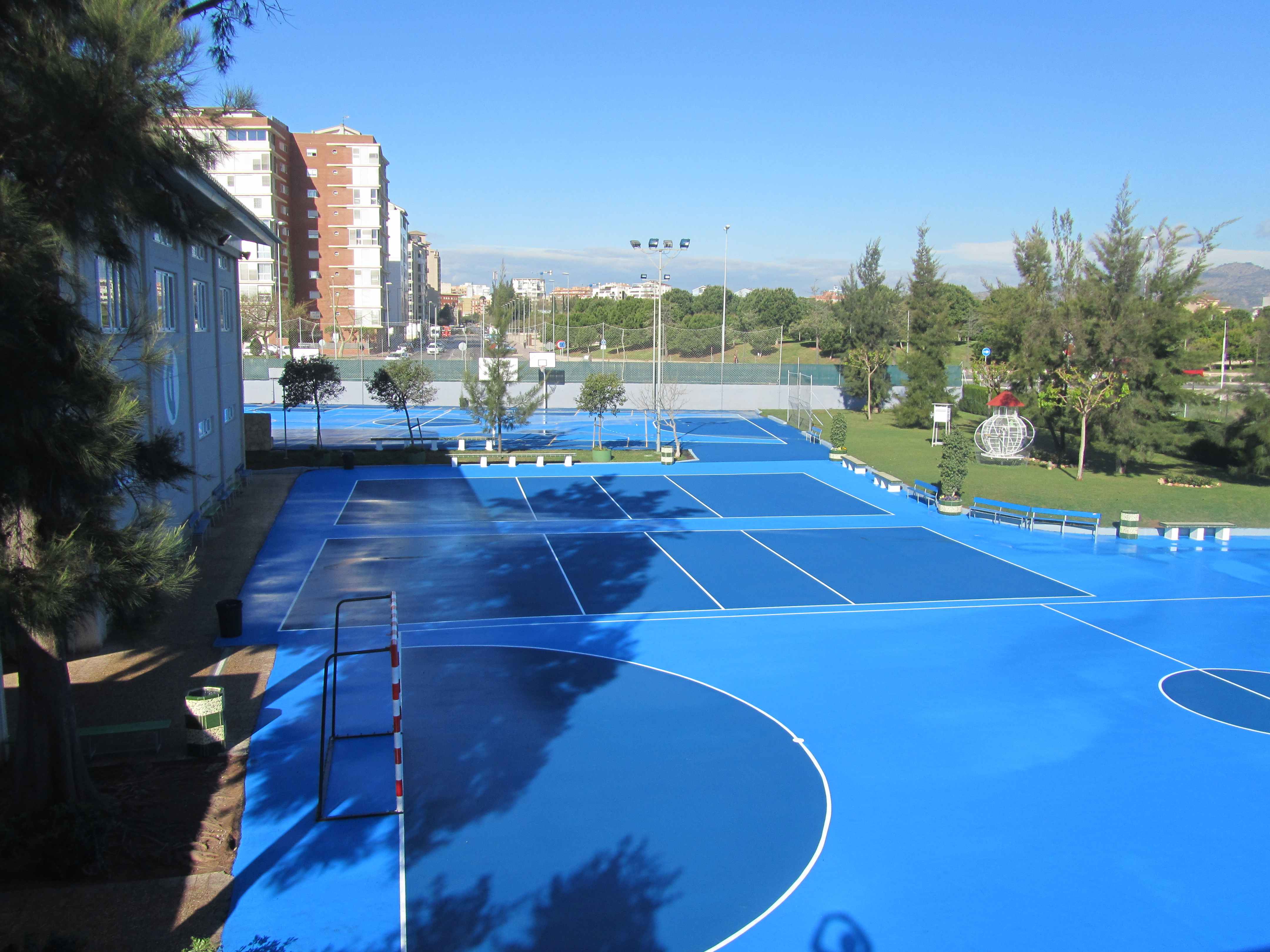 4 pistas polideportivas en el Colegio Ramiro Izquierdo de Castellón